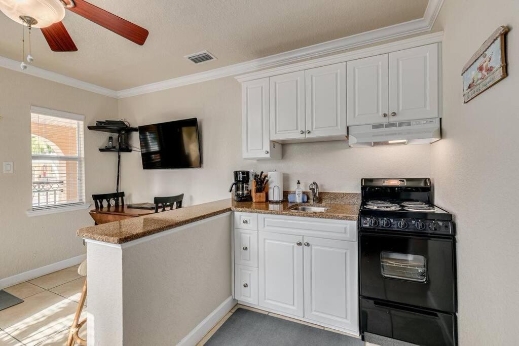 Steps To The Beach And Restaurants! - Coconut Villa'S Suite 1 St. Pete Beach Exterior photo