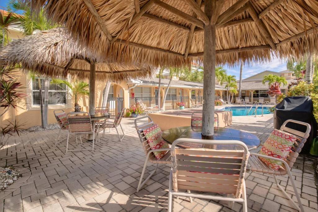 Steps To The Beach And Restaurants! - Coconut Villa'S Suite 1 St. Pete Beach Exterior photo