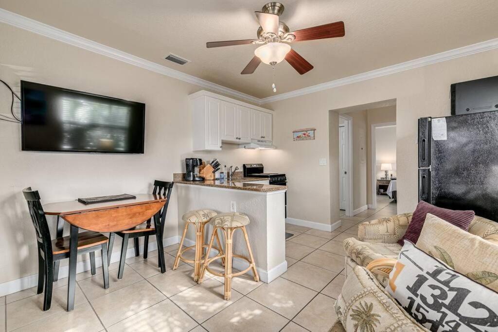 Steps To The Beach And Restaurants! - Coconut Villa'S Suite 1 St. Pete Beach Exterior photo